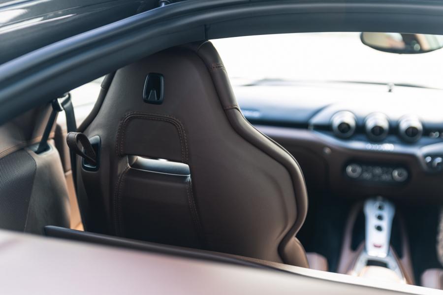 Детали интерьера Ferrari F12berlinetta 2014 года  (UK) (фото 180 из 276)
